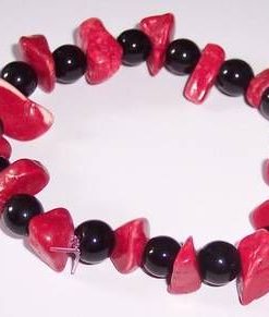 Bratara din coral si  onix, industrial  pe elastic